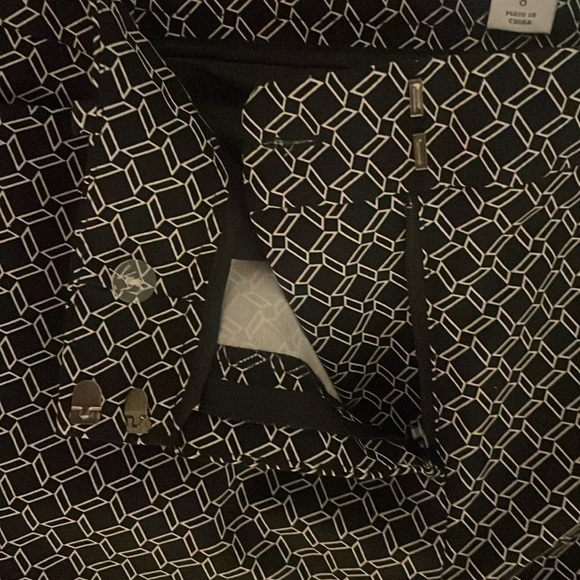 Liz Claiborne size 8 ankle length mid rise pant - Picture 4 of 5